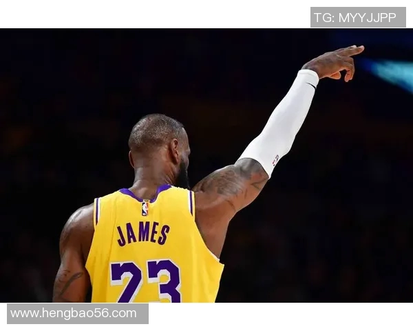 詹姆斯关键时刻连拿10分创赛季新高，头戴皇冠引球迷欢呼模仿